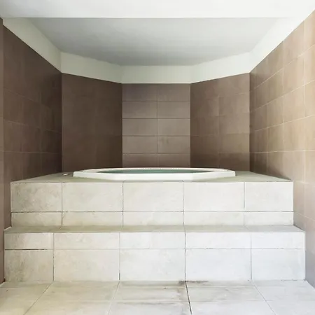 Luxury Flat With Pool Gym Spa Parking - Unit9b Appartement